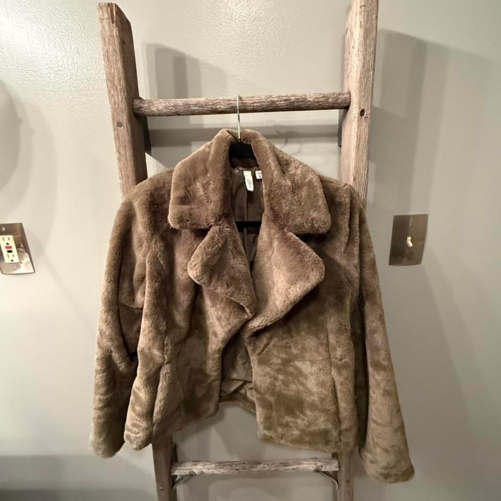 Elan Brown\olive faux fur jacket with a touch of elegance. Size: S